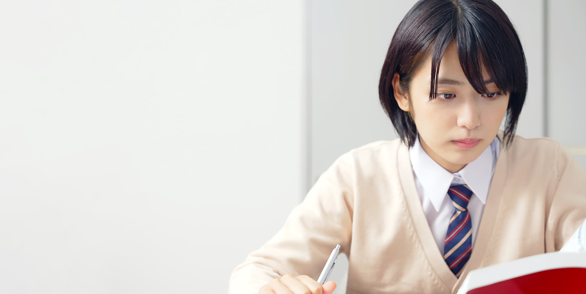 勉強する女子学生　受験勉強　受験生
